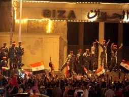 Miles se reunieron en El Cairo el sábado para presionar a los militares.  /