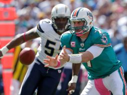 Chad Henne de los Delfines de Miami, en una jugada durante el encuentro. AP  /