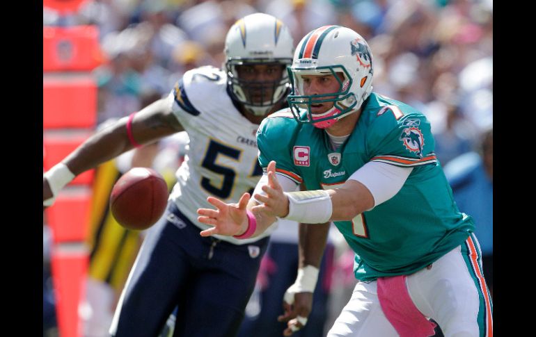 Chad Henne de los Delfines de Miami, en una jugada durante el encuentro. AP  /