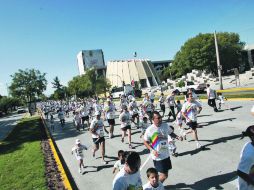 En la carretera participaron cerca de tres mil atletas.  /