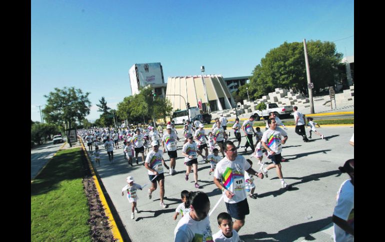 En la carretera participaron cerca de tres mil atletas.  /