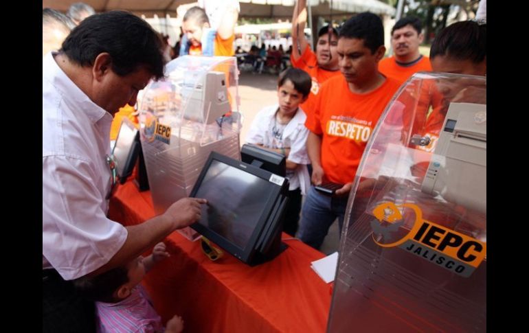 Sólo 539 mil 993 ciudadanos votarán en urna electrónica en 2012.  /