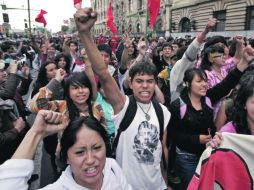 Más de dos mil personas marchan por las calles del Centro Histórico para conmemorar la matanza de estudiantes en Tlatelolco. AP  /