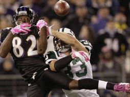 Eric Smith de los Jets interrumpe pase a Torrey Smith de los Cuervos. AP  /