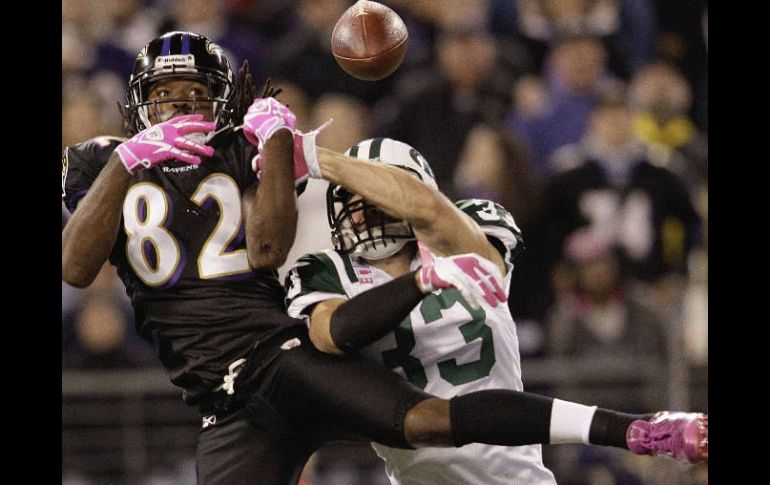 Eric Smith de los Jets interrumpe pase a Torrey Smith de los Cuervos. AP  /