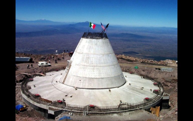 El observatorio, ubicado en la cima del Volcán Sierra Negra, en Puebla, es el radiotelescopio más grande del mundo. NOTIMEX  /