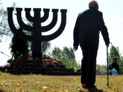 Los crímenes nazis siguen siendo recordados, en la foto un anciano judío en el lugar de la masacre de Babi Yar en Kiev. AFP  /