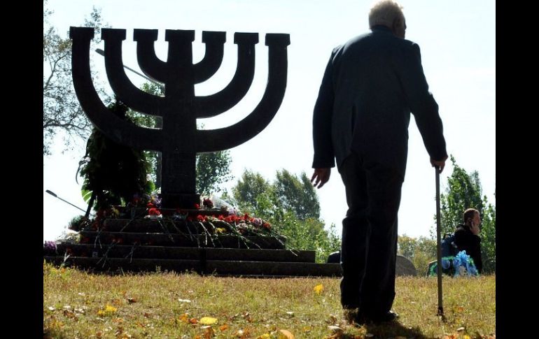 Los crímenes nazis siguen siendo recordados, en la foto un anciano judío en el lugar de la masacre de Babi Yar en Kiev. AFP  /