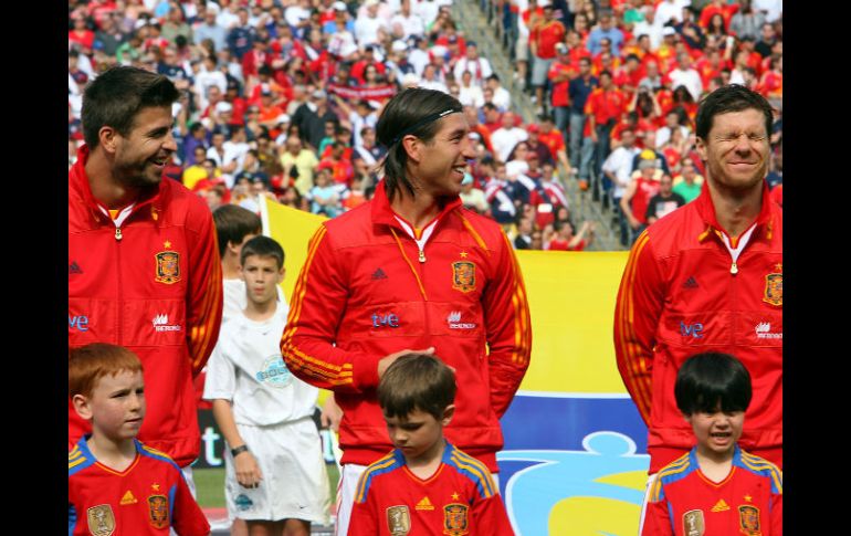 Los españoles Piqué, Sergio Ramos y Xabi Alonso, base de la Furia Roja, actual campeón del mundo y de la última Eurocopa. EFE  /