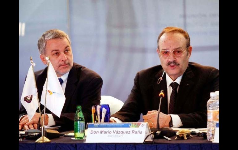 Mario Vázquez Raña (der.) y Emilio González durante una reunión meses atrás.  /