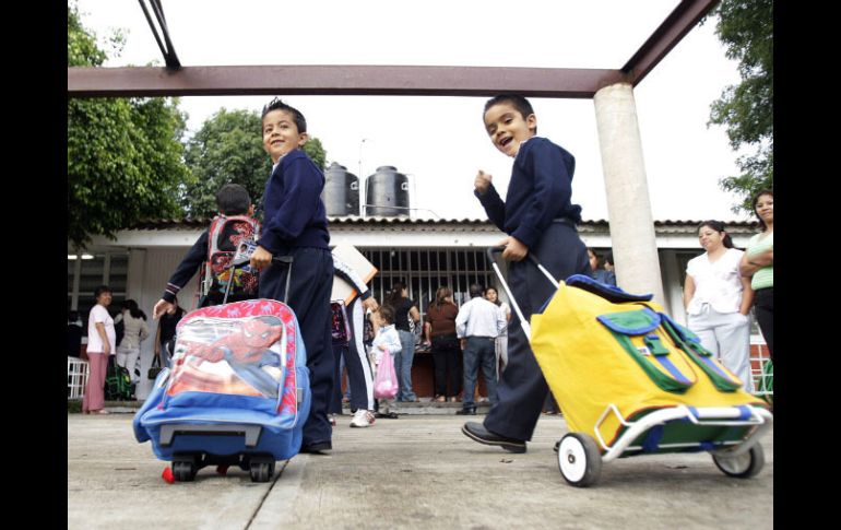 El propósito de la entrega de mochilas es que ninguno de los estudiantes pueda ingresar drogas o armas a los salones de clase.  /