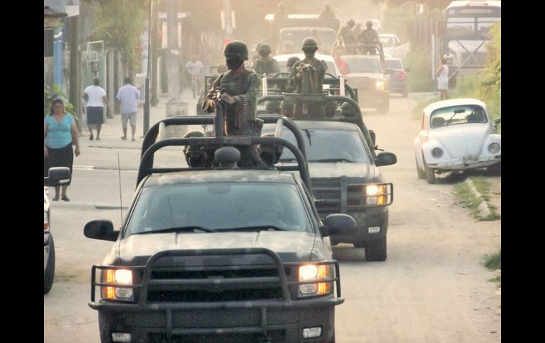 Miembros del Ejército recorren las calles ante el regreso a clases en Guerrero. EL UNIVERSAL  /