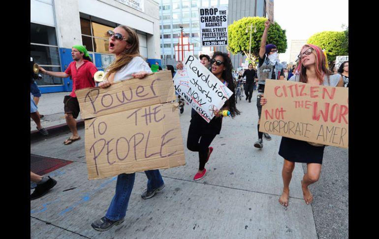 Los inconformes en contra de Wall Street protestaron contra los bancos de la Reserva Federal. AFP  /