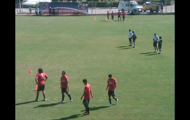 El ''Sheriff'' Quirarte dirige su primer entrenamiento con Chivas.  /