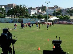 El ''Sheriff'' busca transmitirle su experiencia a los jugadores en su primer práctica.  /