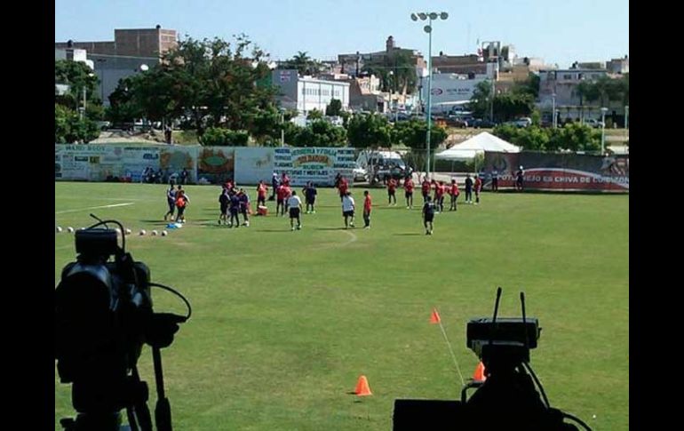 El ''Sheriff'' busca transmitirle su experiencia a los jugadores en su primer práctica.  /