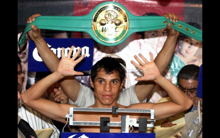 Edgar Sosa va por el título internacional de peso mosca del Consejo Mundial de Boxeo (CMB). MEXSPORT  /