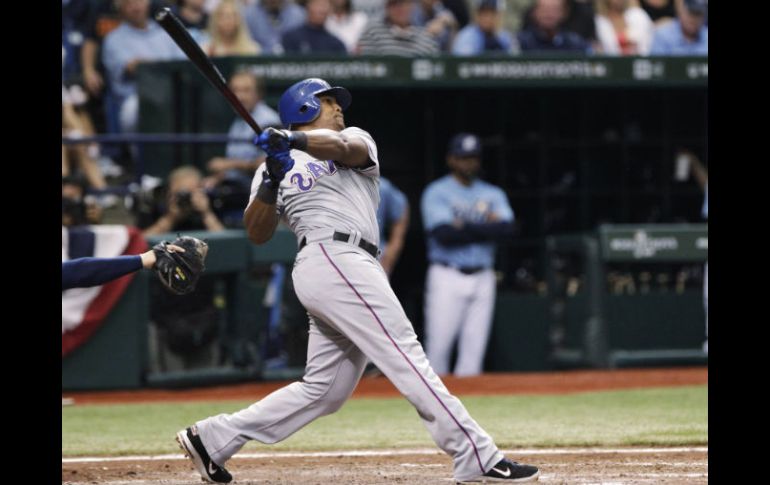 Beltré realiza su tercer jonron durante el encuentro de su equipo contra Tampa Bay. REUTERS  /