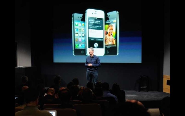 Tim Cook presenta las nuevas características del iPhone 4S. AFP  /