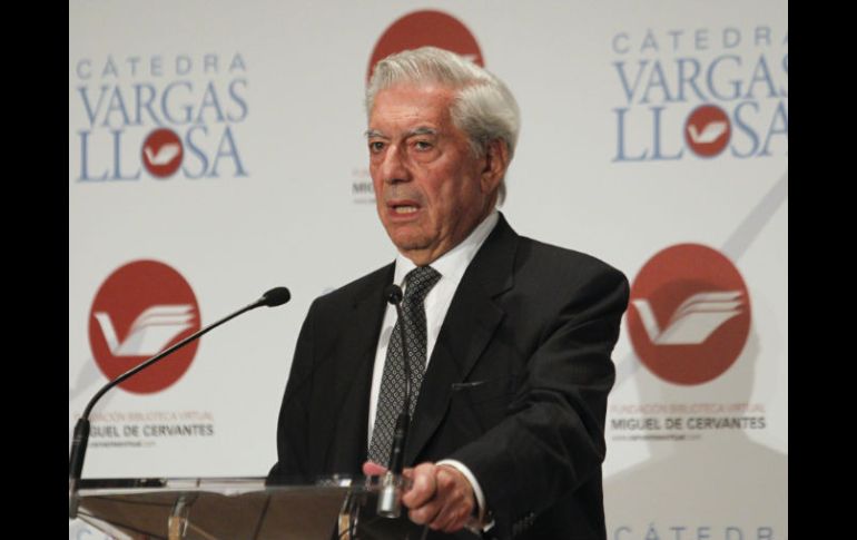 Vargas Llosa acudió hoy al acto, celebrado en la Biblioteca Joaquín Leguina de la ciudad de Madrid. EFE  /