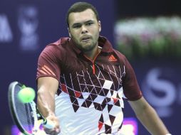 El tenista francés Jo-Wilfried Tsonga devuelve la bola al búlgaro Grigor Dimitrov durante su partido. EFE  /