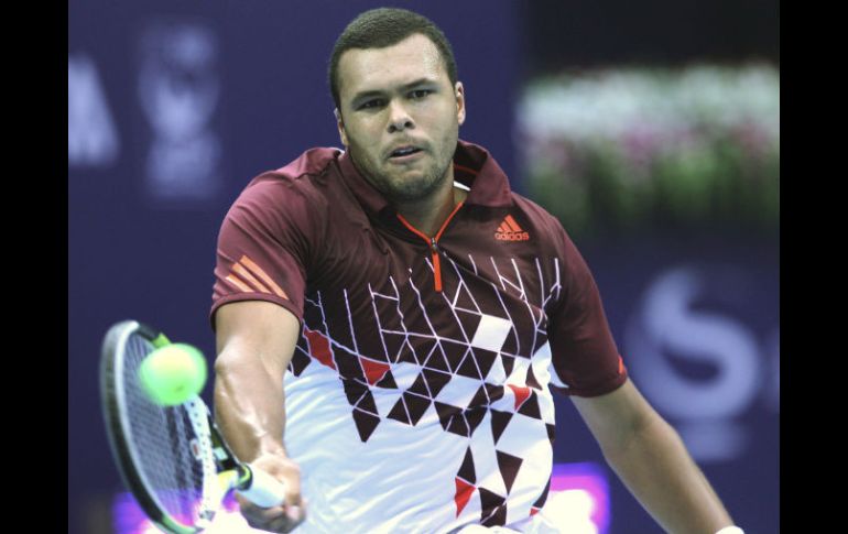 El tenista francés Jo-Wilfried Tsonga devuelve la bola al búlgaro Grigor Dimitrov durante su partido. EFE  /