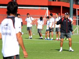 El técnico Juan Carlos Chávez (der.) da indicaciones a sus pupilos en el entrenamiento de ayer en el Atlas Chapalita. MEXSPORT  /