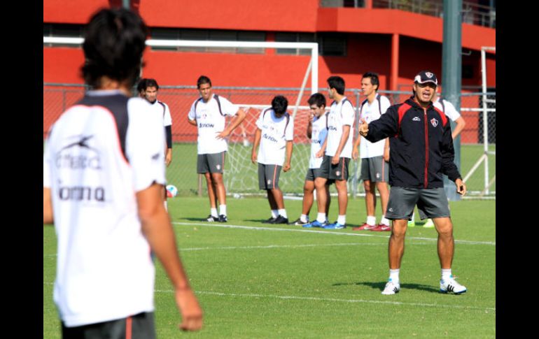 El técnico Juan Carlos Chávez (der.) da indicaciones a sus pupilos en el entrenamiento de ayer en el Atlas Chapalita. MEXSPORT  /