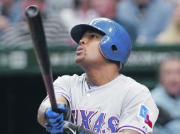 El dominicano Adrián Beltré observa su tercer jonrón del partido. AP  /