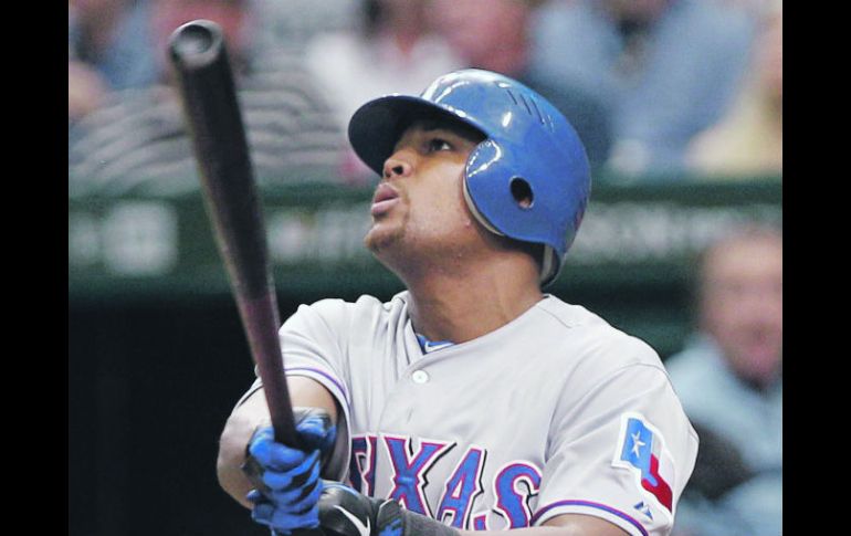 El dominicano Adrián Beltré observa su tercer jonrón del partido. AP  /