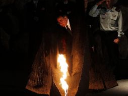 El secretario de defensa de EU, Leon Panetta junto a la flama eterna en recuerdo a las víctimas del holocausto. REUTERS  /