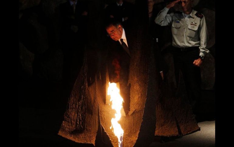 El secretario de defensa de EU, Leon Panetta junto a la flama eterna en recuerdo a las víctimas del holocausto. REUTERS  /