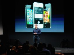 Tim Cook presentó ayer la nueva versión del smartphone. AFP  /