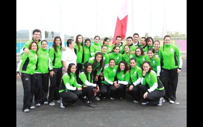 Atletas mexicanos durante el izamiento del lábaro nacional en la Villa Panamericana.  /