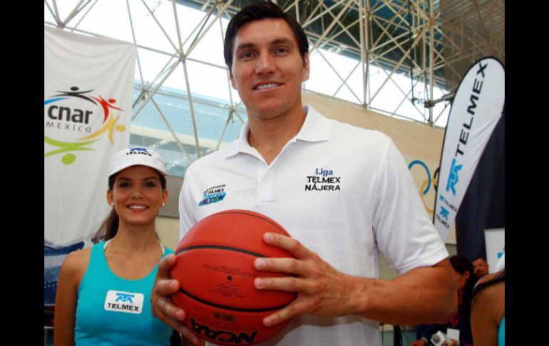 El jugador mexicano de la NBA Eduardo Najera, durante una clinica en la ciudad de Mexico. MEXSPORT  /