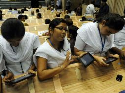 Las tabletas Akash fueron entregados a los estudiantes de educación superior al precio de 17 euros. AFP  /