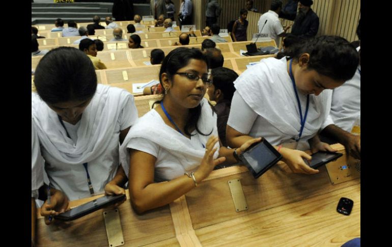 Las tabletas Akash fueron entregados a los estudiantes de educación superior al precio de 17 euros. AFP  /