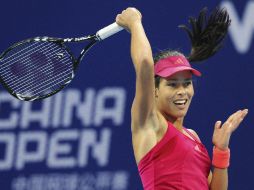 La tenista serbia Ana Ivanovic devuelve la bola a la rusa Vera Zvonareva durante su partido del torneo. EFE  /