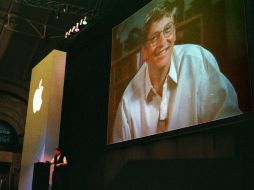 Steve Jobs en una presentación de agosto de 1997 con Bill Gates, quien aparece en una pantalla de video. AP  /