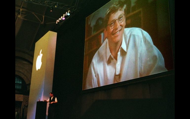 Steve Jobs en una presentación de agosto de 1997 con Bill Gates, quien aparece en una pantalla de video. AP  /