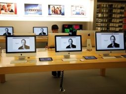 El sitio de Apple muestra la única leyenda: Steve Jobs, 1955-2011, como se ve en esta tienda de la compañía. REUTERS  /