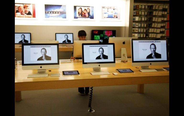 El sitio de Apple muestra la única leyenda: Steve Jobs, 1955-2011, como se ve en esta tienda de la compañía. REUTERS  /