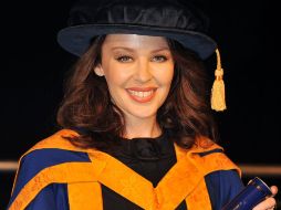 Con una toga y sombrero doctoral, Minogue apareció en el acto realizado en una universidad londinense. AP  /