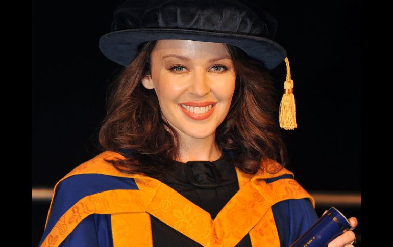 Con una toga y sombrero doctoral, Minogue apareció en el acto realizado en una universidad londinense. AP  /