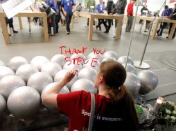 Una mujer deja hoy un mensaje en la ventana de una tienda de Apple en California, que dice Gracias, Steve. AP  /