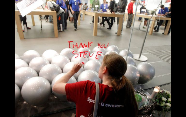 Una mujer deja hoy un mensaje en la ventana de una tienda de Apple en California, que dice Gracias, Steve. AP  /