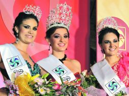 Las Fiestas de Octubre tienen nueva reina en la persona de Arumi (centro). La escoltan Mariel (Izq.) y Azucena.  /