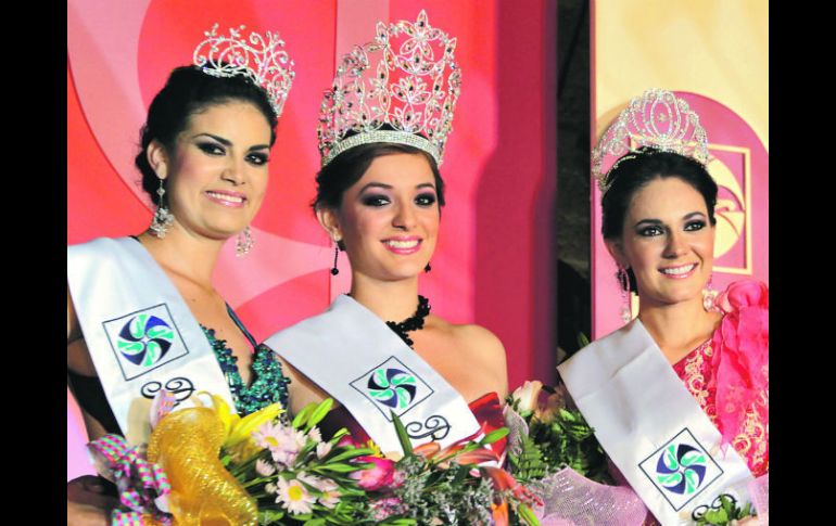 Las Fiestas de Octubre tienen nueva reina en la persona de Arumi (centro). La escoltan Mariel (Izq.) y Azucena.  /