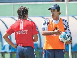 Fernando Quirarte (der.) se emplea al máximo durante los entrenamientos que dirige al frente del Rebaño. NTX  /