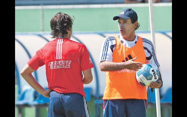 Fernando Quirarte (der.) se emplea al máximo durante los entrenamientos que dirige al frente del Rebaño. NTX  /